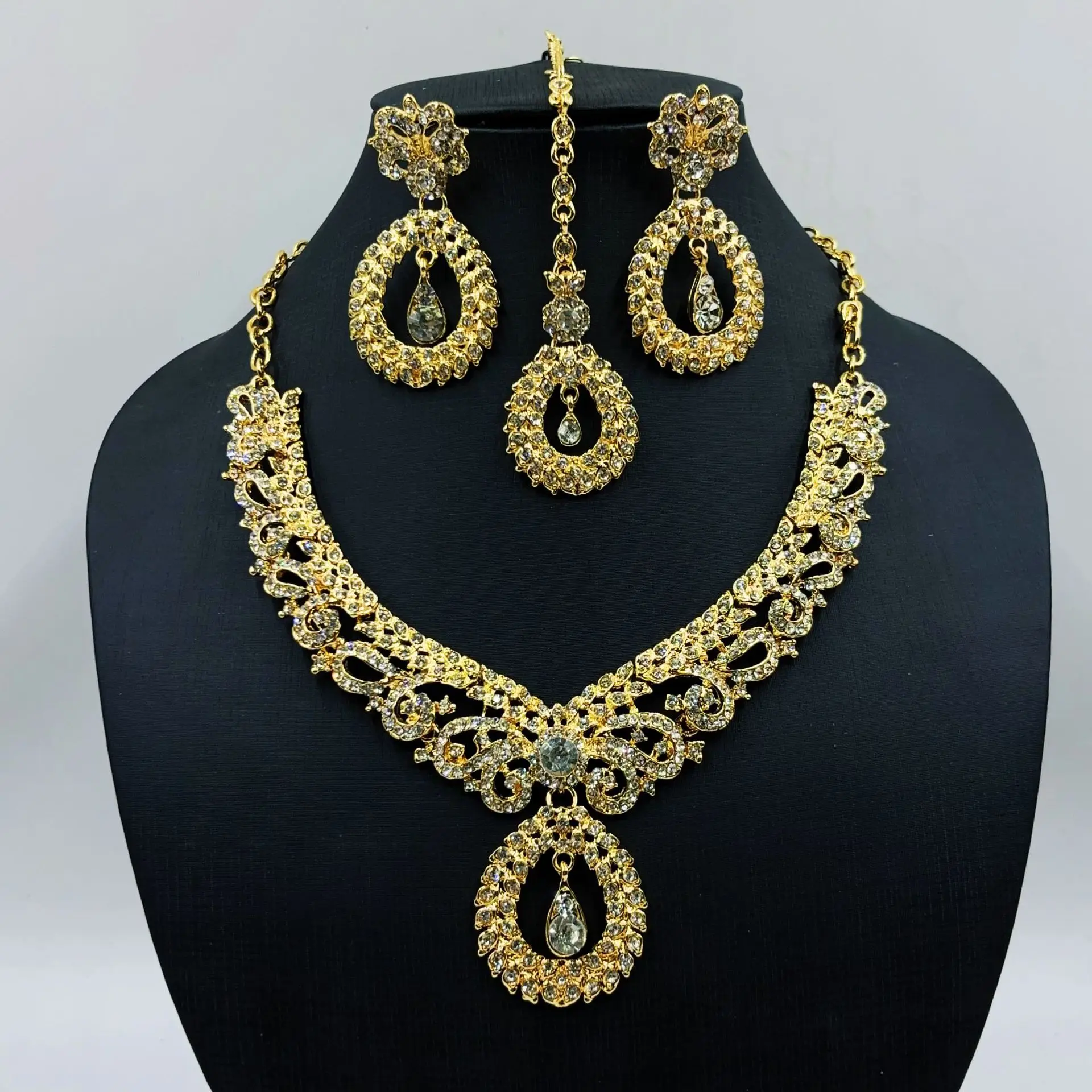 accessories exaggerated retro necklace set female luxury crystal banquet dress accessories collarbone chain three-piece set
accessories exaggerated retro necklace set female luxury crystal banquet dress accessories collarbone chain three-piece set