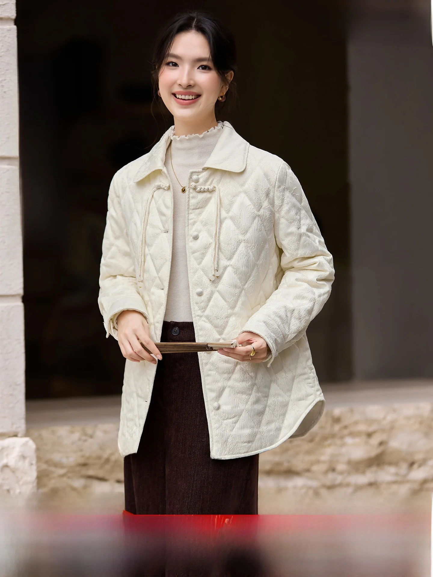 Теплая хлопковая женская куртка в новом китайском стиле с вышивкой, пуговицами, стразами и отложным воротником, универсальная зимняя верхняя одежда
Теплая хлопковая женская куртка в новом китайском стиле с вышивкой, пуговицами, стразами и отложным воротником, универсальная зимняя верхняя одежда