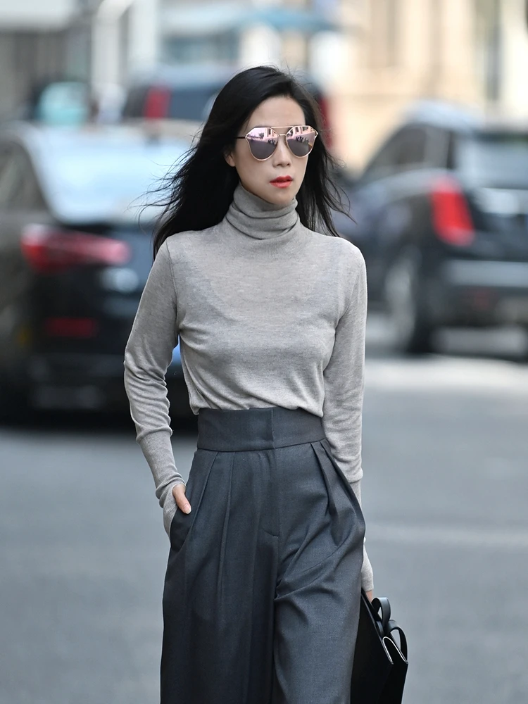 Новый женский вязаный свитер 2026 года с высоким воротником, длинными рукавами, из шелково-шерстяной смеси, приталенный, универсальный базовый слой для повседневной носки
Новый женский вязаный свитер 2026 года с высоким воротником, длинными рукавами, из шелково-шерстяной смеси, приталенный, универсальный базовый слой для повседневной носки