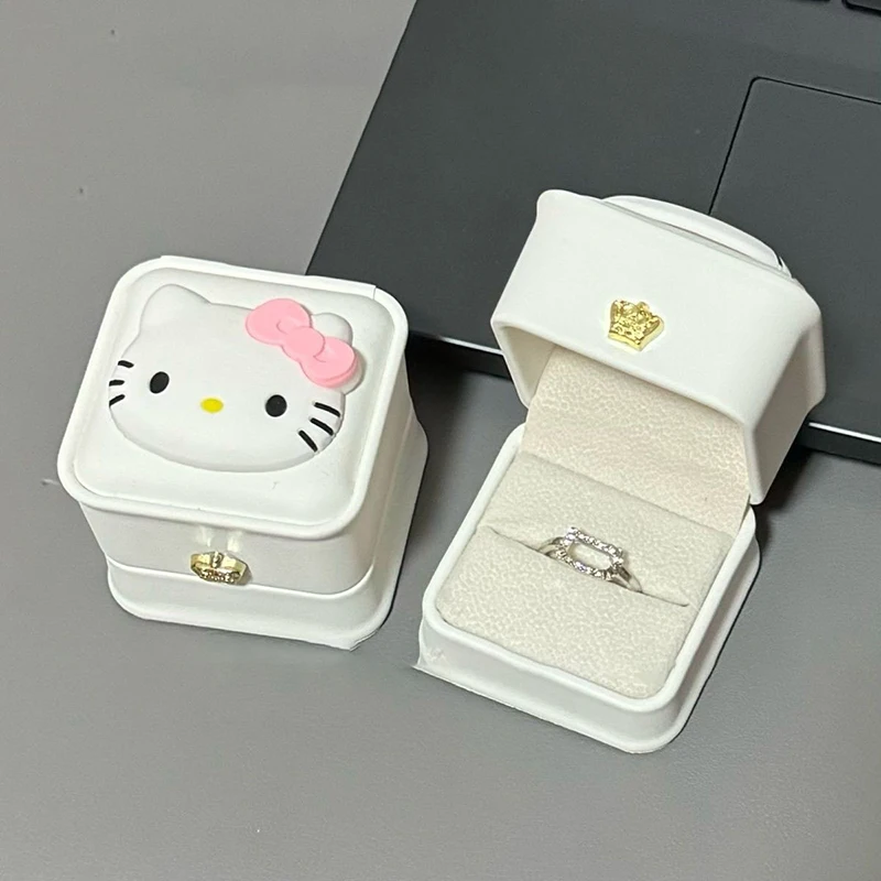 Шкатулка для колец Hello Kitty Sanrio, милый мультяшный бокс «сделай сам» с признанием, подарок, предложение, Подарочная коробка для колец, шкатулка для ювелирных изделий, подарок на день рождения для девочек
Шкатулка для колец Hello Kitty Sanrio, милый мультяшный бокс «сделай сам» с признанием, подарок, предложение, Подарочная коробка для колец, шкатулка для ювелирных изделий, подарок на день рождения для девочек