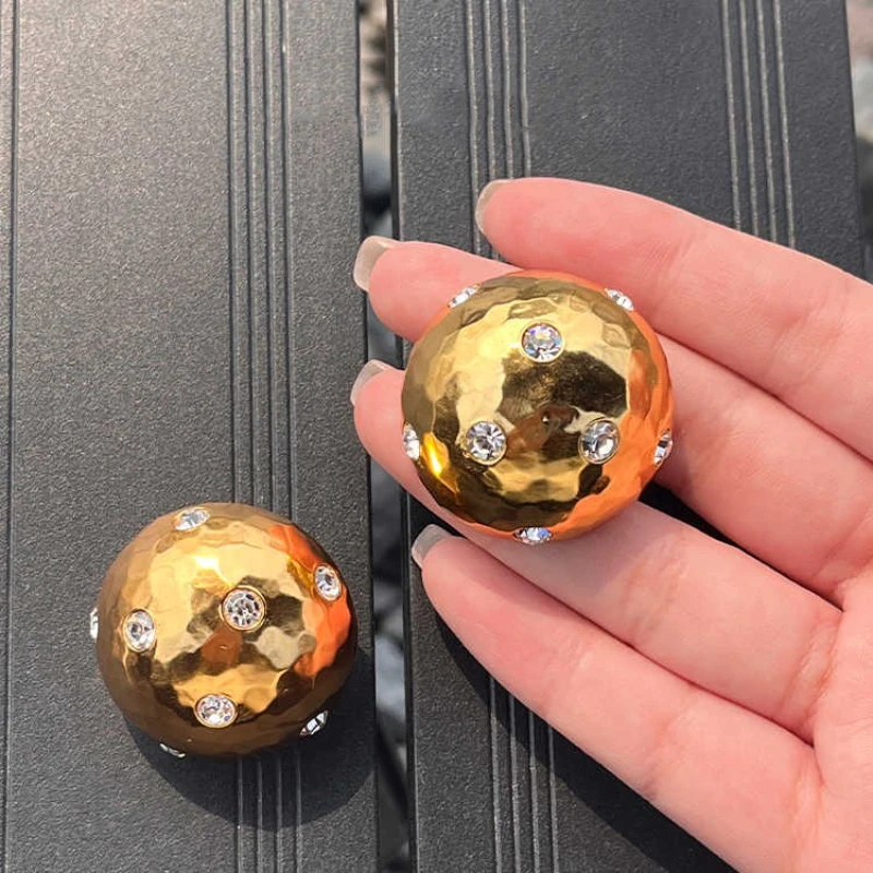 Europe Designer Round Gold Crystal Earrings Large Ear Clip Women Top Quality Luxury Jewelry Trend
Europe Designer Round Gold Crystal Earrings Large Ear Clip Women Top Quality Luxury Jewelry Trend