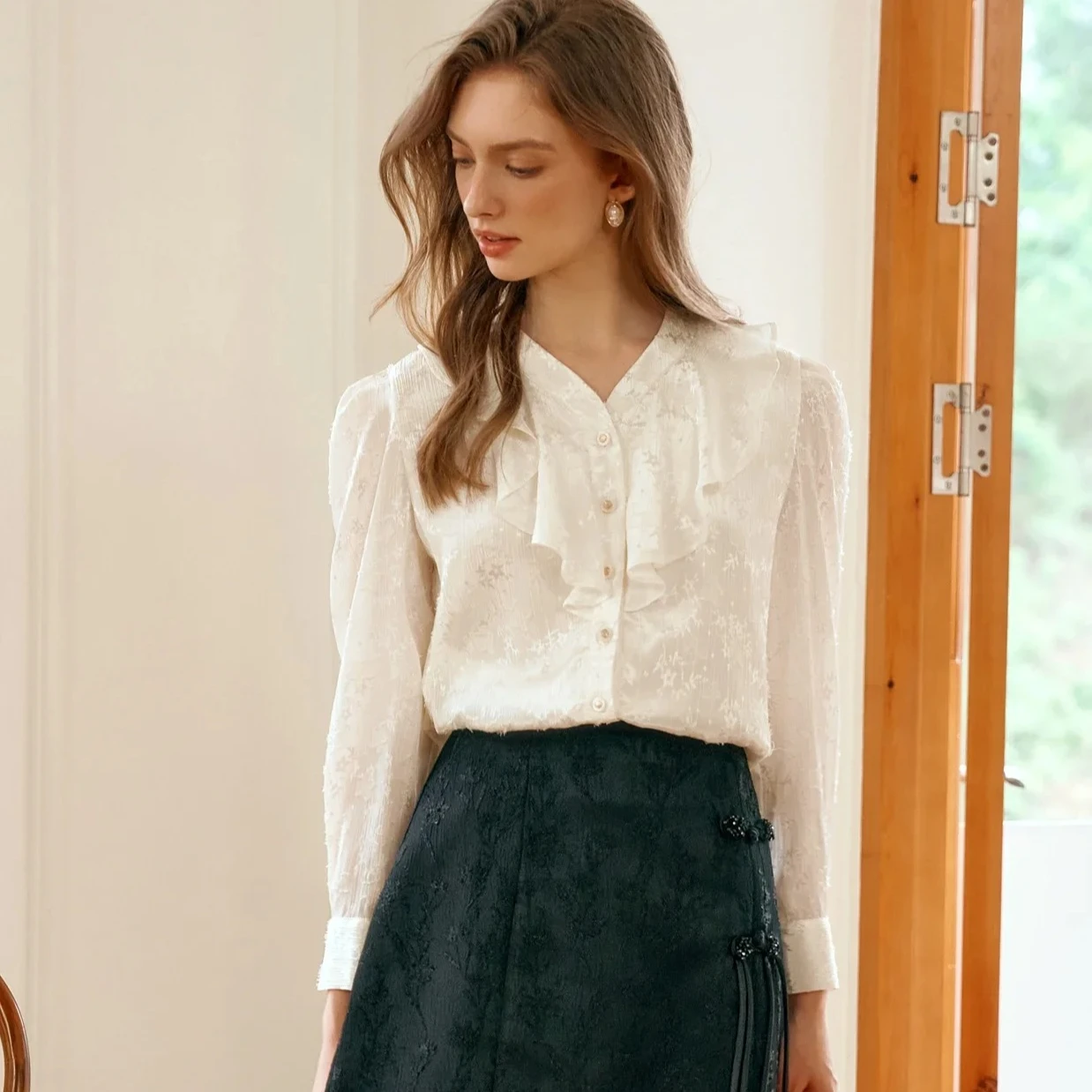 Женская элегантная блузка OLrain 2026: весенне-осенняя, во французском стиле, с рюшами, V-образным вырезом, пышными рукавами, фактурная, с эффектом выжигания, модная, M56QC92892
Женская элегантная блузка OLrain 2026: весенне-осенняя, во французском стиле, с рюшами, V-образным вырезом, пышными рукавами, фактурная, с эффектом выжигания, модная, M56QC92892