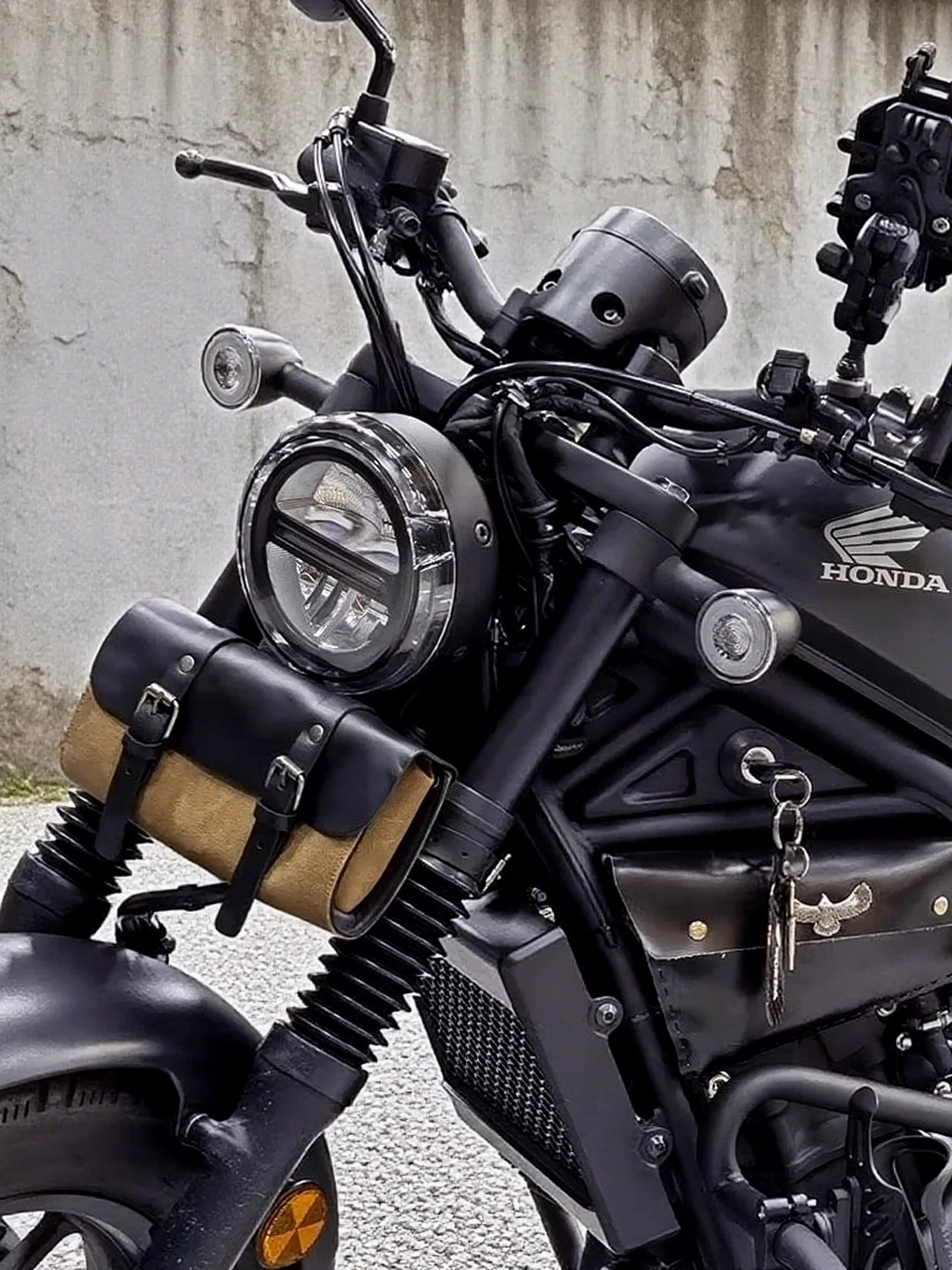 Retro Motorcycle Tool Bag Multifunctional Bicycle Vehicle Hanging Bag Head Bag Side Bag Leather Decorative Belt
Retro Motorcycle Tool Bag Multifunctional Bicycle Vehicle Hanging Bag Head Bag Side Bag Leather Decorative Belt