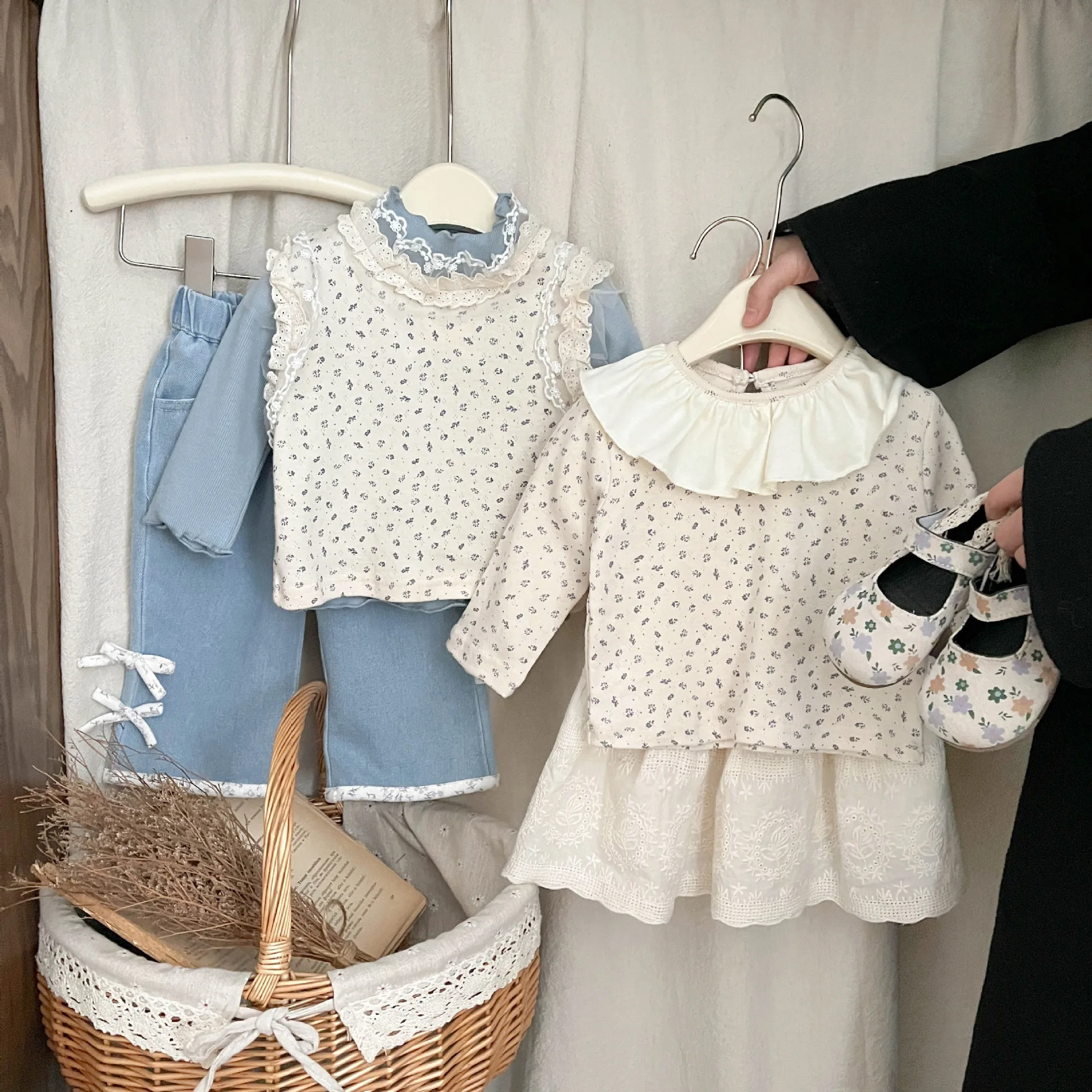 Korean Baby's Stylish Floral Top for Spring 2025 New Item Sweet Children's Doll Collar Versatile Clothes for Little Girls
Korean Baby's Stylish Floral Top for Spring 2025 New Item Sweet Children's Doll Collar Versatile Clothes for Little Girls
