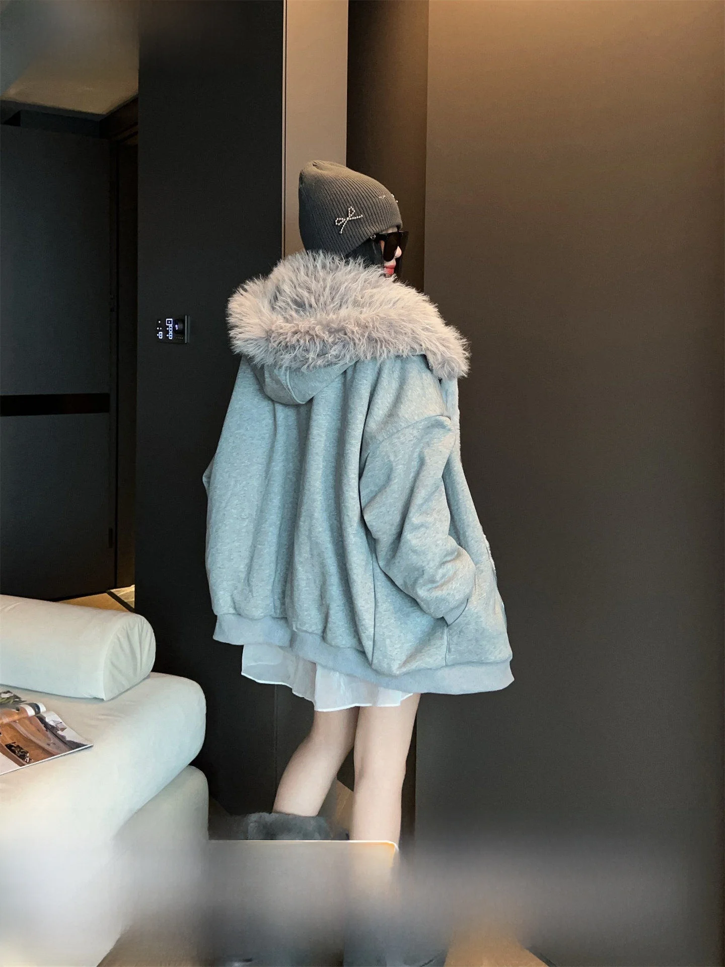 Fashionable Furry Hooded Sweatshirt Jacket Thickened Autumn Winter New Loose Lazy Top Women's Mid-Length Coat Zipper Closure
Fashionable Furry Hooded Sweatshirt Jacket Thickened Autumn Winter New Loose Lazy Top Women's Mid-Length Coat Zipper Closure