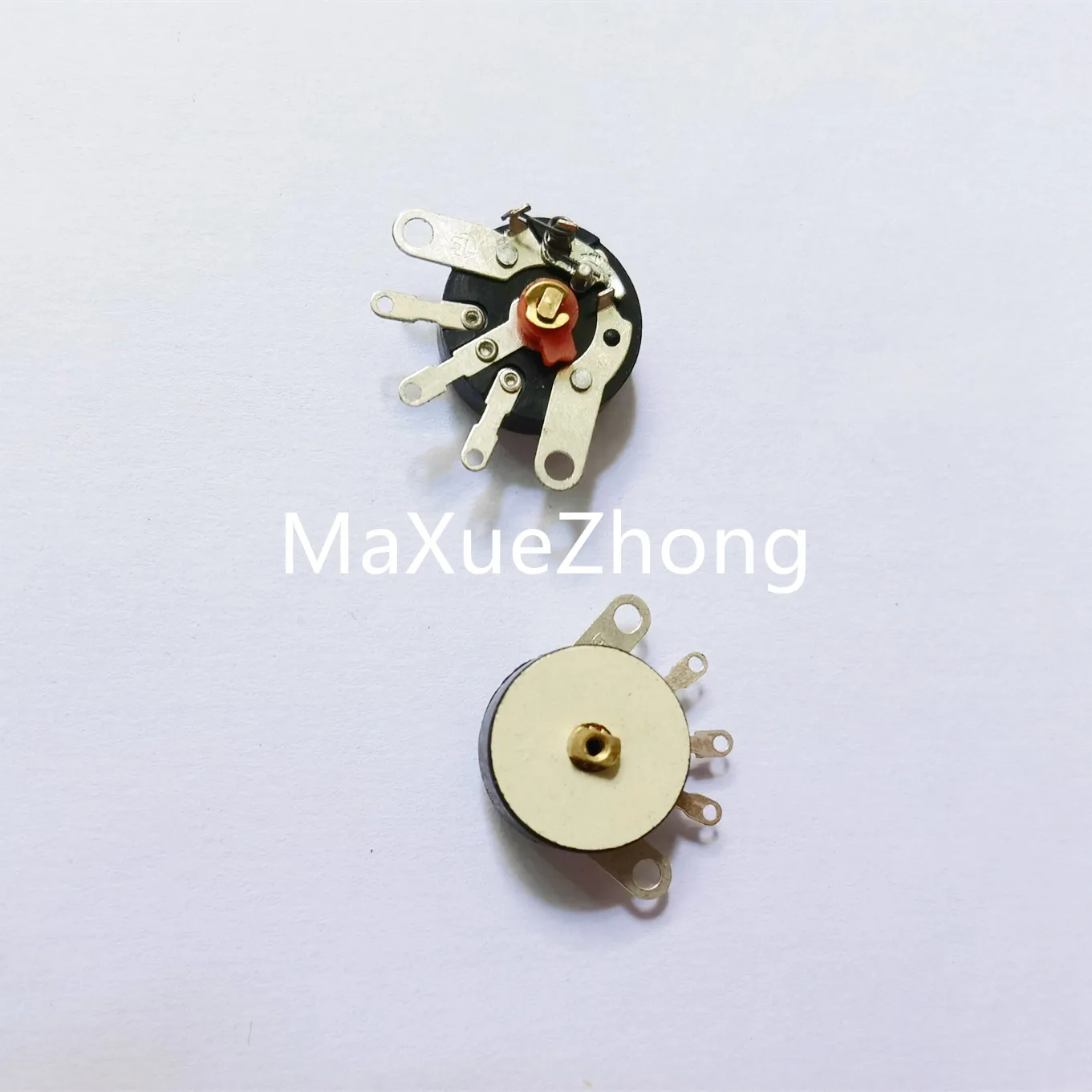 Original new 100% B503 B50K RV16MM flat foot with switch potentiometer radio potentiometer power amplifier volume potential
Original new 100% B503 B50K RV16MM flat foot with switch potentiometer radio potentiometer power amplifier volume potential