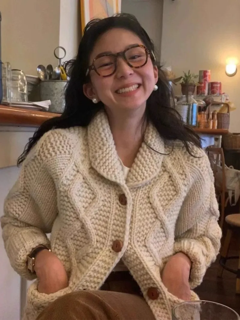 Thebarnnet Vintage Thi Yarn Knitted Cardigan Twist Sweater Turn-down Collar Long Sve Autumn Winter Faion Women's Knitwear
Thebarnnet Vintage Thi Yarn Knitted Cardigan Twist Sweater Turn-down Collar Long Sve Autumn Winter Faion Women's Knitwear