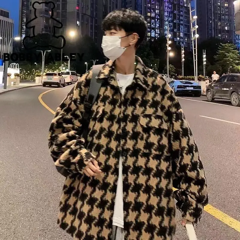 Новая весенняя клетчатая куртка в стиле ретро, мужская уличная повседневная свободная кардиган, трендовая красивая верхняя одежда на пуговицах в американском стиле с лацканами
Новая весенняя клетчатая куртка в стиле ретро, мужская уличная повседневная свободная кардиган, трендовая красивая верхняя одежда на пуговицах в американском стиле с лацканами