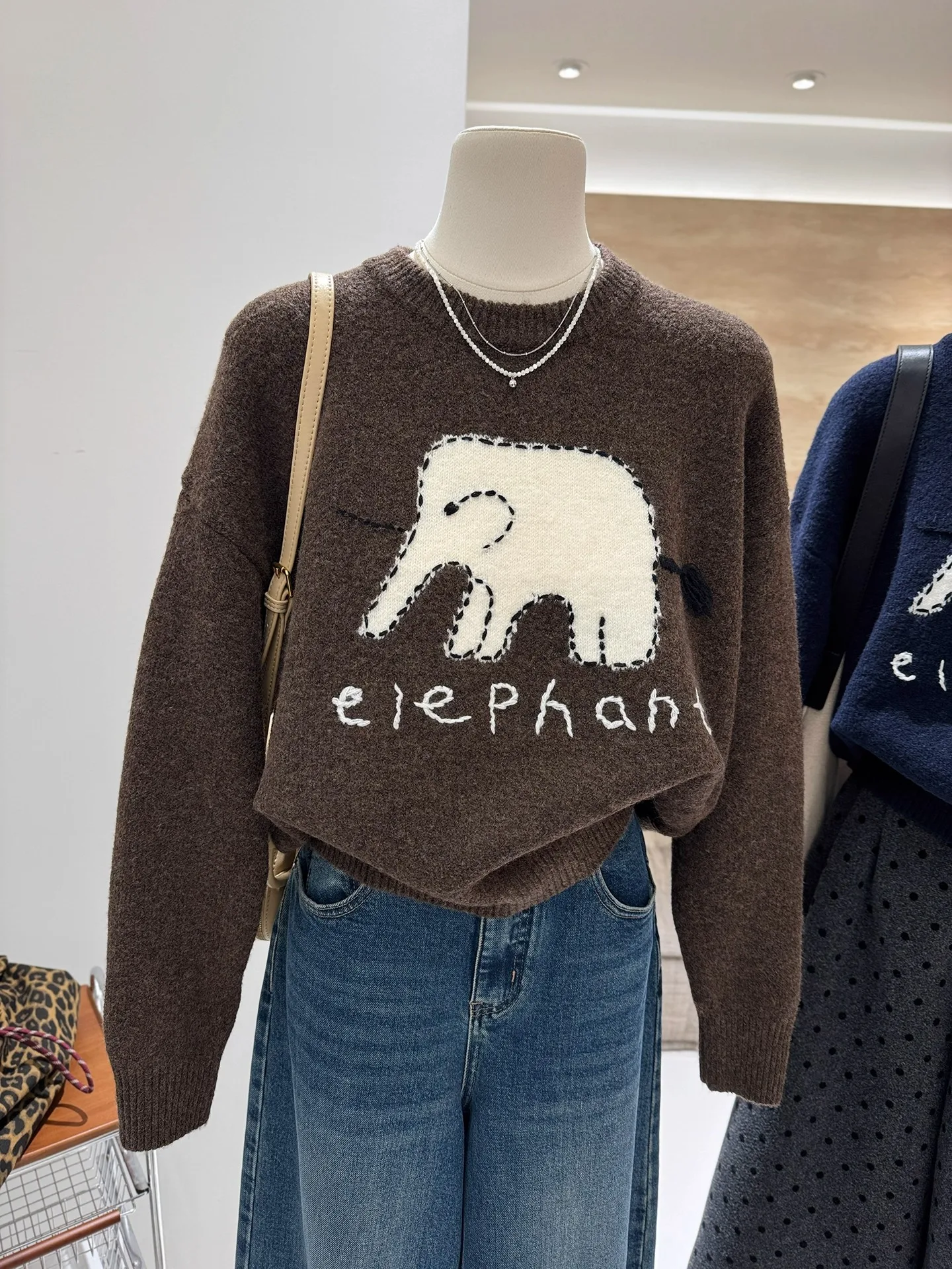 American Retro Women's Knitted Sweater round Neck Pullover Long Sleeve Soft Warm Letter Print Casual Outerwear for Autumn Winter
American Retro Women's Knitted Sweater round Neck Pullover Long Sleeve Soft Warm Letter Print Casual Outerwear for Autumn Winter