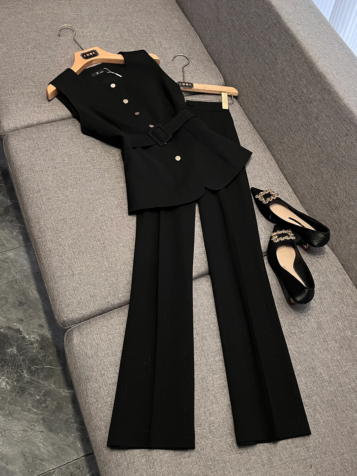 Spring 2026 Women's Slim Fit Sleeveless Vest Set Commute High End Feel Two Piece Set Black Fashionable Comfortable Polyester
Spring 2026 Women's Slim Fit Sleeveless Vest Set Commute High End Feel Two Piece Set Black Fashionable Comfortable Polyester