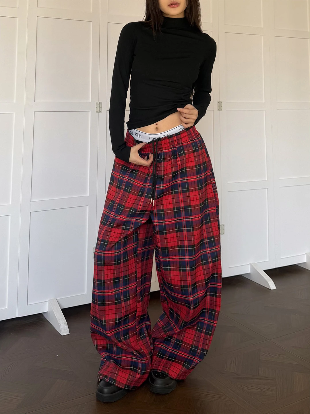 Американские ретро-брюки в клетку с цветовыми блоками, повседневные, свободные, широкие, на шнурке, для пар, молодежные, из полиэстера
Американские ретро-брюки в клетку с цветовыми блоками, повседневные, свободные, широкие, на шнурке, для пар, молодежные, из полиэстера