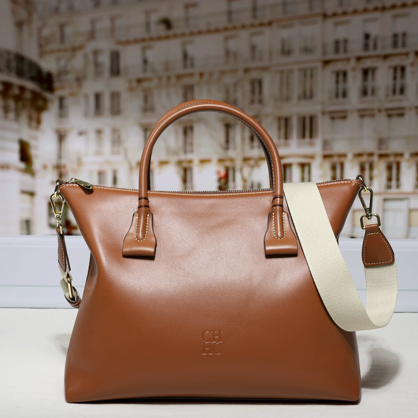 CH Large Capacity Classic Crossbody Bag Simple and Fashionable Daily Commuter Wide Shoulder Strap Women's Handheld Tote Bag
CH Large Capacity Classic Crossbody Bag Simple and Fashionable Daily Commuter Wide Shoulder Strap Women's Handheld Tote Bag