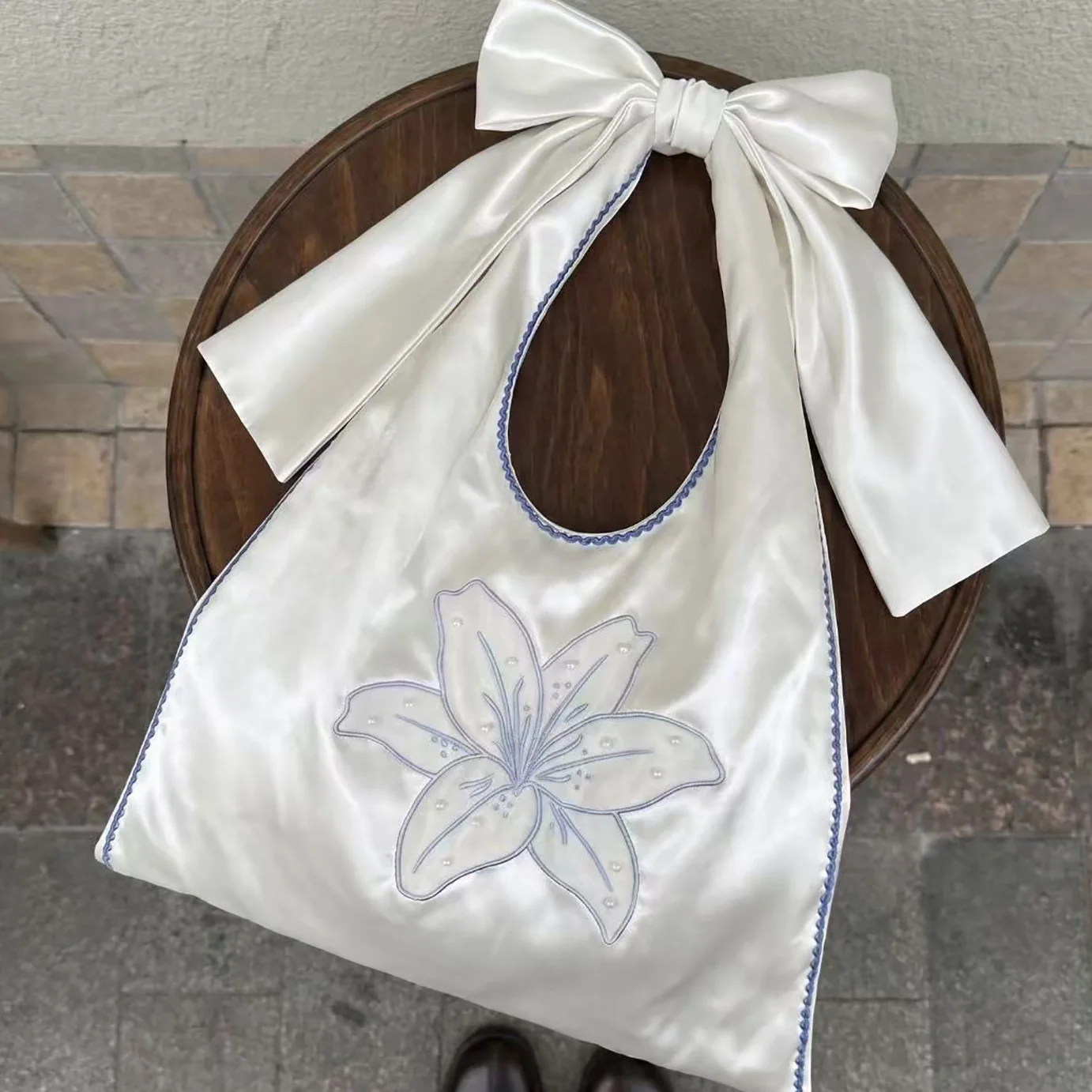 Lily Embroidery Bow Handle Versatile Pearl Large Capacity Tote Shoulder Crossbody Bag
Lily Embroidery Bow Handle Versatile Pearl Large Capacity Tote Shoulder Crossbody Bag