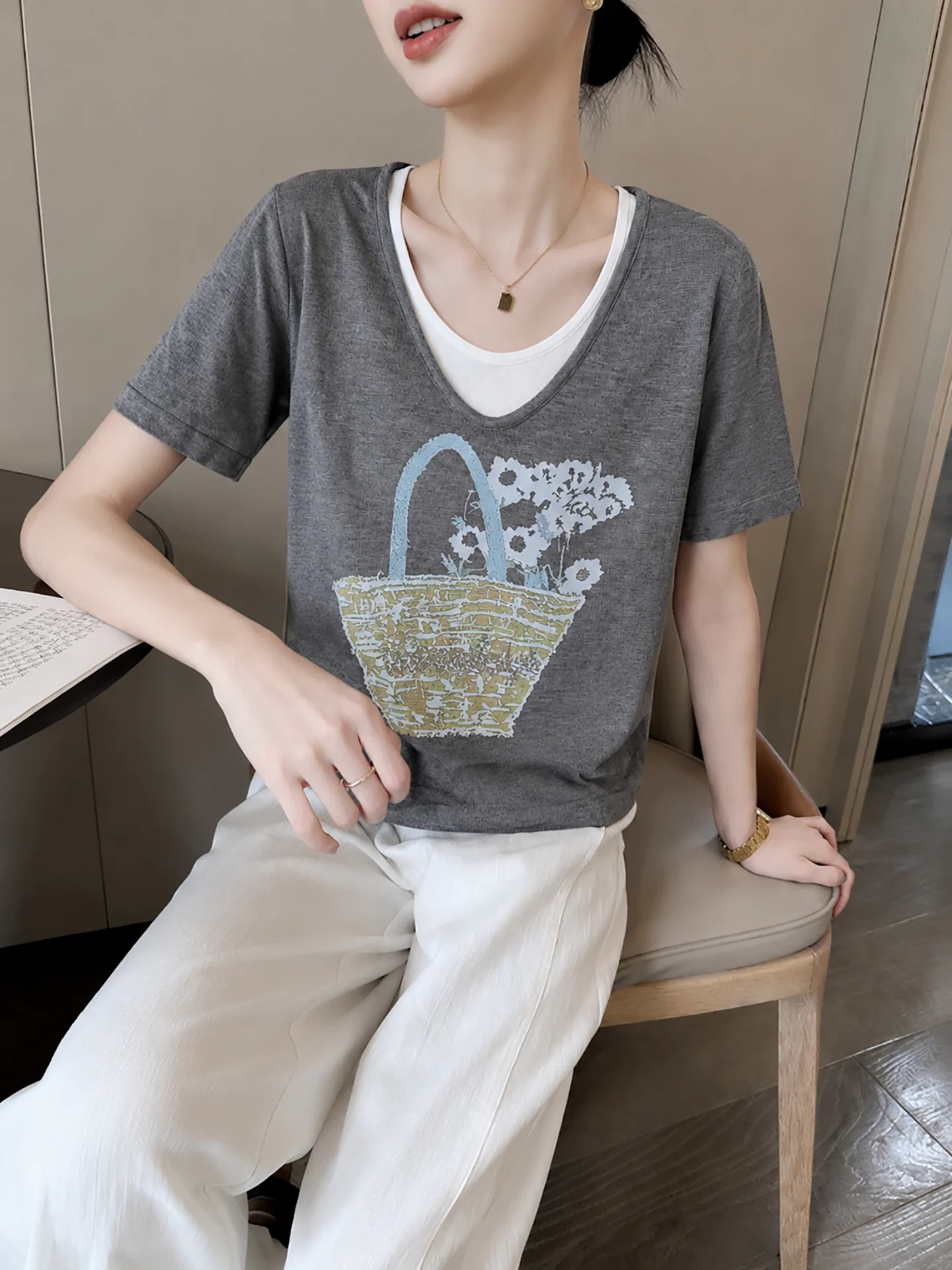 Women's V-neck Short Sleeve T-shirt Summer Loose Slimming Casual Print Top Silk Fashionable Shoulder T-shirt Breathable Skin-...
Women's V-neck Short Sleeve T-shirt Summer Loose Slimming Casual Print Top Silk Fashionable Shoulder T-shirt Breathable Skin-...