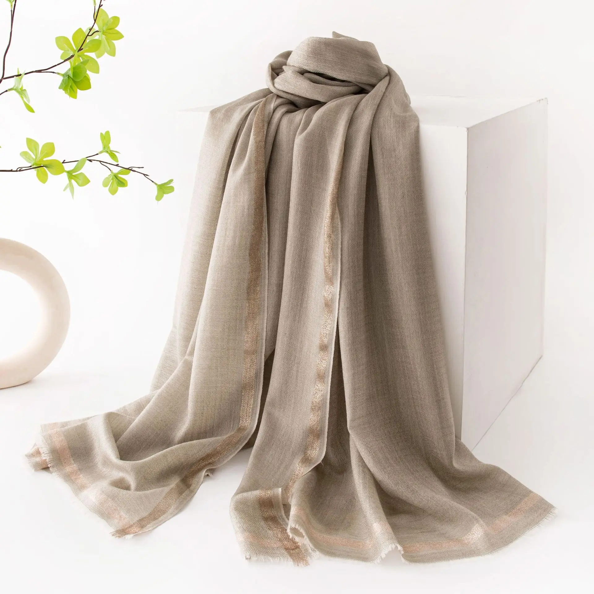 New 100% Wool Gold Fringe Scarf Women Autumn Lighight Solid Color Shawl Hijab Hair Wrap Elegant Neck Scarf Fashionable Versatile
New 100% Wool Gold Fringe Scarf Women Autumn Lighight Solid Color Shawl Hijab Hair Wrap Elegant Neck Scarf Fashionable Versatile