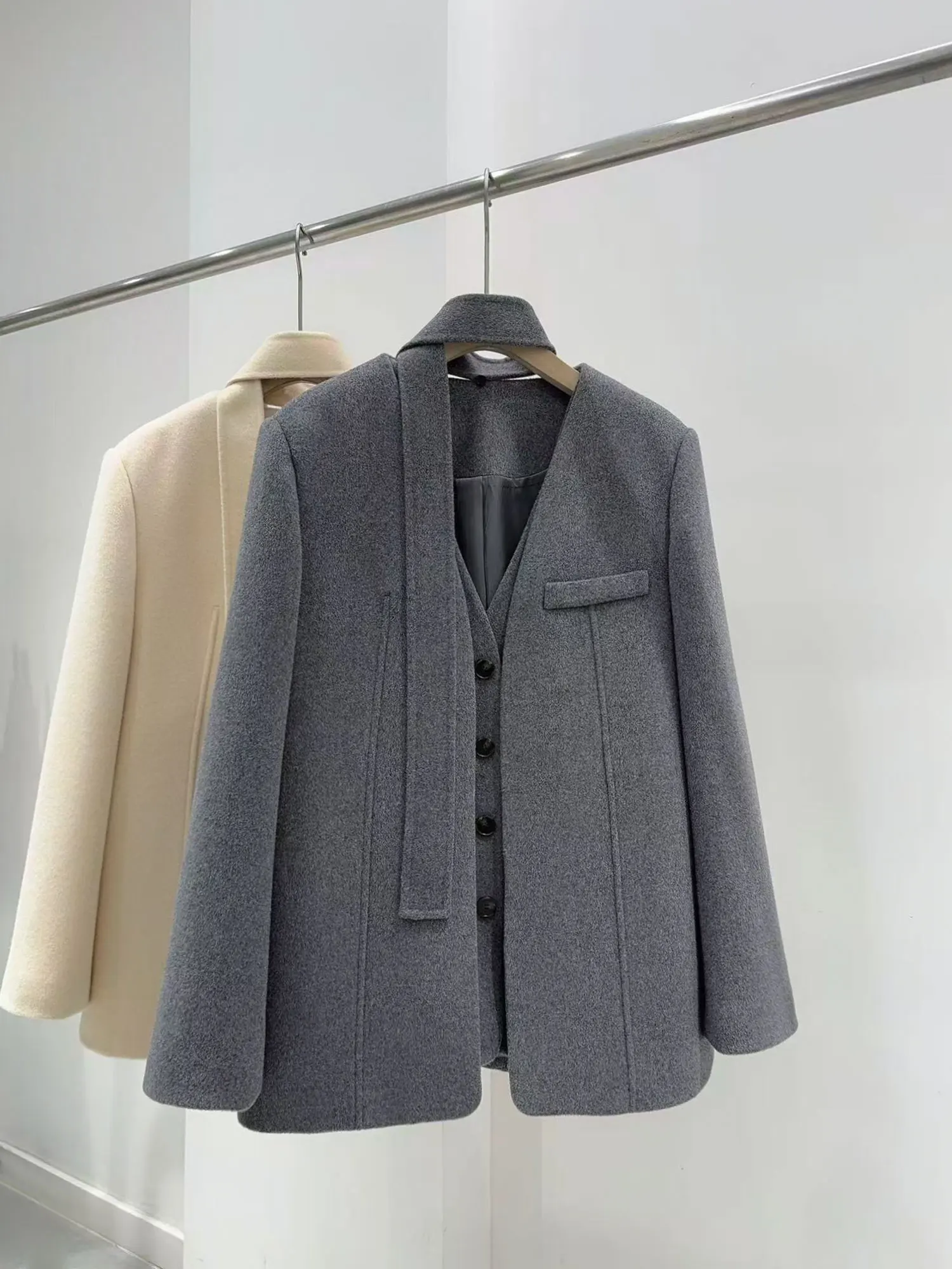 Nuo Xiaola подлинный зимний шерстяной костюм 2200, пальто V-Ne Sa, повседневная прямая длина, све, готовая к работе
Nuo Xiaola подлинный зимний шерстяной костюм 2200, пальто V-Ne Sa, повседневная прямая длина, све, готовая к работе