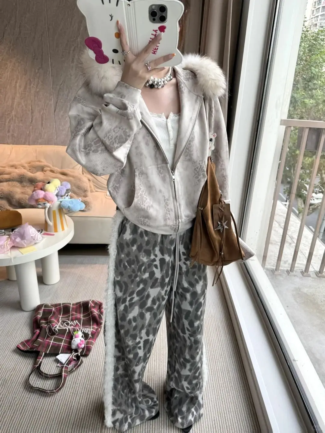 2025 autumn and winter new plush decorative edge leopard print trousers printed waist splicing wide-leg trousers sweatpants
2025 autumn and winter new plush decorative edge leopard print trousers printed waist splicing wide-leg trousers sweatpants
