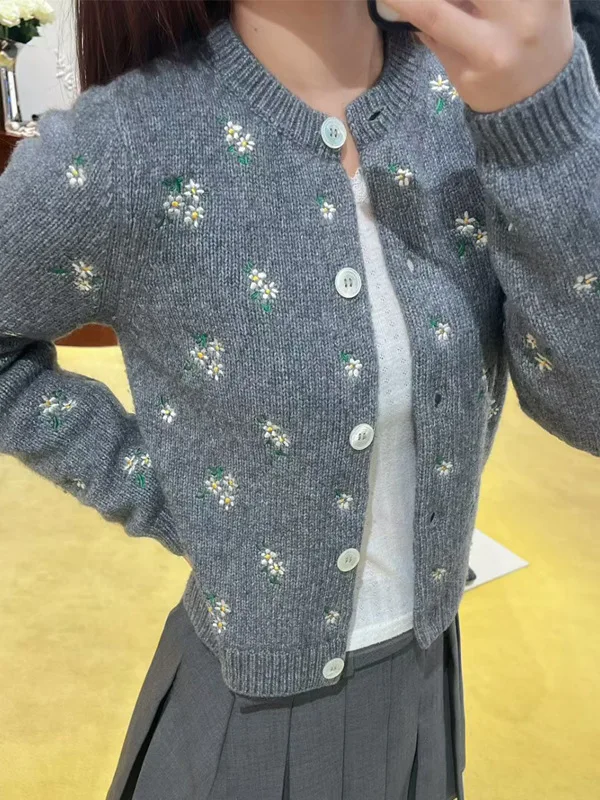Shanghai Version Flower Embroidery Short Knitted Cardigan Long Sleeve Sweet Style Soft Woolen Women's Open Cardigan
Shanghai Version Flower Embroidery Short Knitted Cardigan Long Sleeve Sweet Style Soft Woolen Women's Open Cardigan