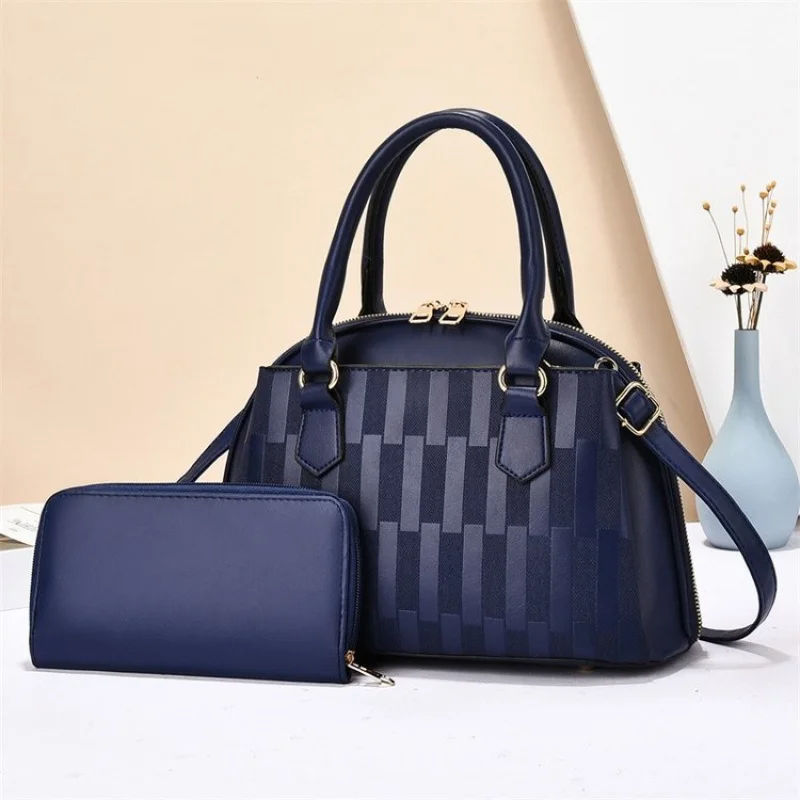 Модная модная женская сумка-мессенджер с ремешком через плечо с буквенным логотипом и большой вместительностью
Модная модная женская сумка-мессенджер с ремешком через плечо с буквенным логотипом и большой вместительностью