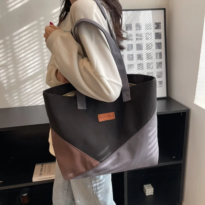 Leisure Large Capacity Bag for Women 2024 New Fashion Contrast Color Nylon Handbag Versatile Commuter One Shoulder Tote Bag
Leisure Large Capacity Bag for Women 2024 New Fashion Contrast Color Nylon Handbag Versatile Commuter One Shoulder Tote Bag