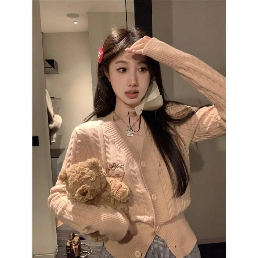 Ele Long Sve вязаный свитер, пальто, женское зимнее модное облегающее пальто с v-образным вырезом и пуговицами, повседневное Sle, Новое поступление 2023 г.
Ele Long Sve вязаный свитер, пальто, женское зимнее модное облегающее пальто с v-образным вырезом и пуговицами, повседневное Sle, Новое поступление 2023 г.