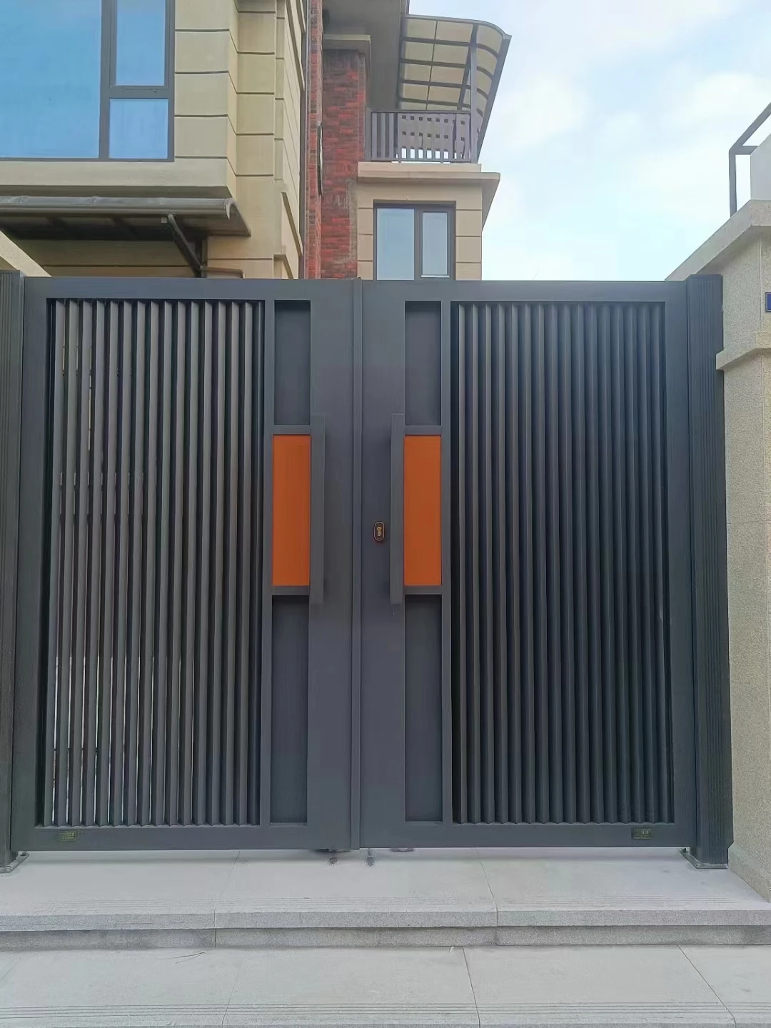 Custom Size Aluminum Gate for Villa Powder Coated Factory Direct
Custom Size Aluminum Gate for Villa Powder Coated Factory Direct