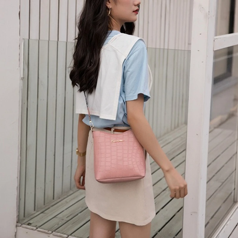 Trendy Crocodile Embossed Large Capacity Bucket Bag with Letter Print Wide Crossbody Bag Strap for Women Shoulder Purse Daily
Trendy Crocodile Embossed Large Capacity Bucket Bag with Letter Print Wide Crossbody Bag Strap for Women Shoulder Purse Daily