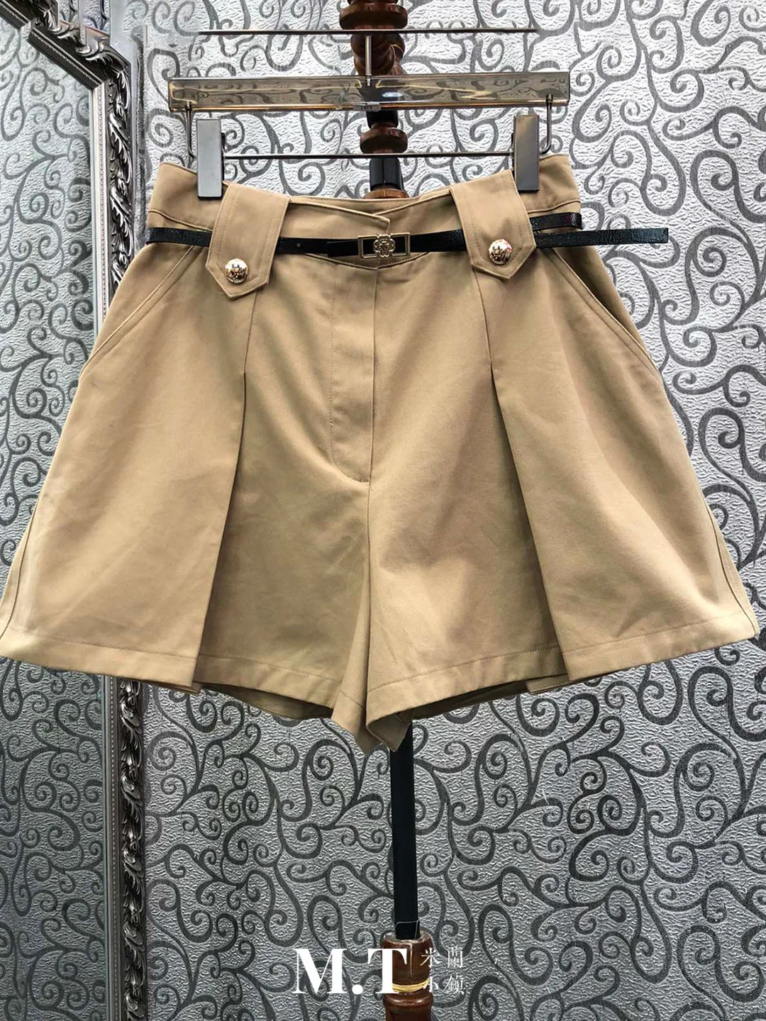 Milan Small Town Special Offer Slim Fit Belt Gold Buckle Wide Leg Casual Shorts Versatile High Waist Pocket Pants Cotton Blend
Milan Small Town Special Offer Slim Fit Belt Gold Buckle Wide Leg Casual Shorts Versatile High Waist Pocket Pants Cotton Blend
