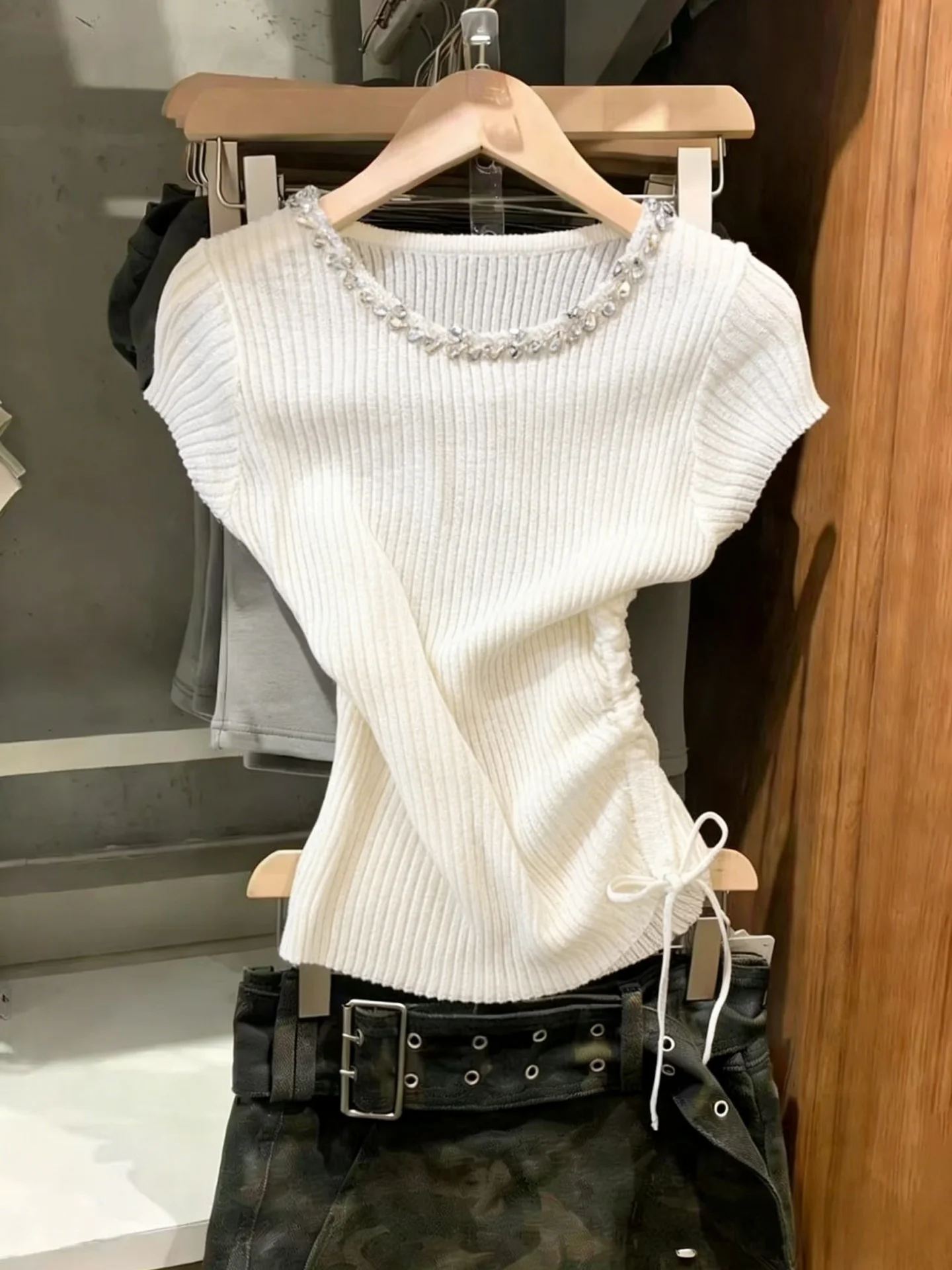 Korean Style round Neck Beaded Short Sleeve Knitted Vest Women's Summer New Drawstring Slim Fit Top Unique Exquisite Design
Korean Style round Neck Beaded Short Sleeve Knitted Vest Women's Summer New Drawstring Slim Fit Top Unique Exquisite Design