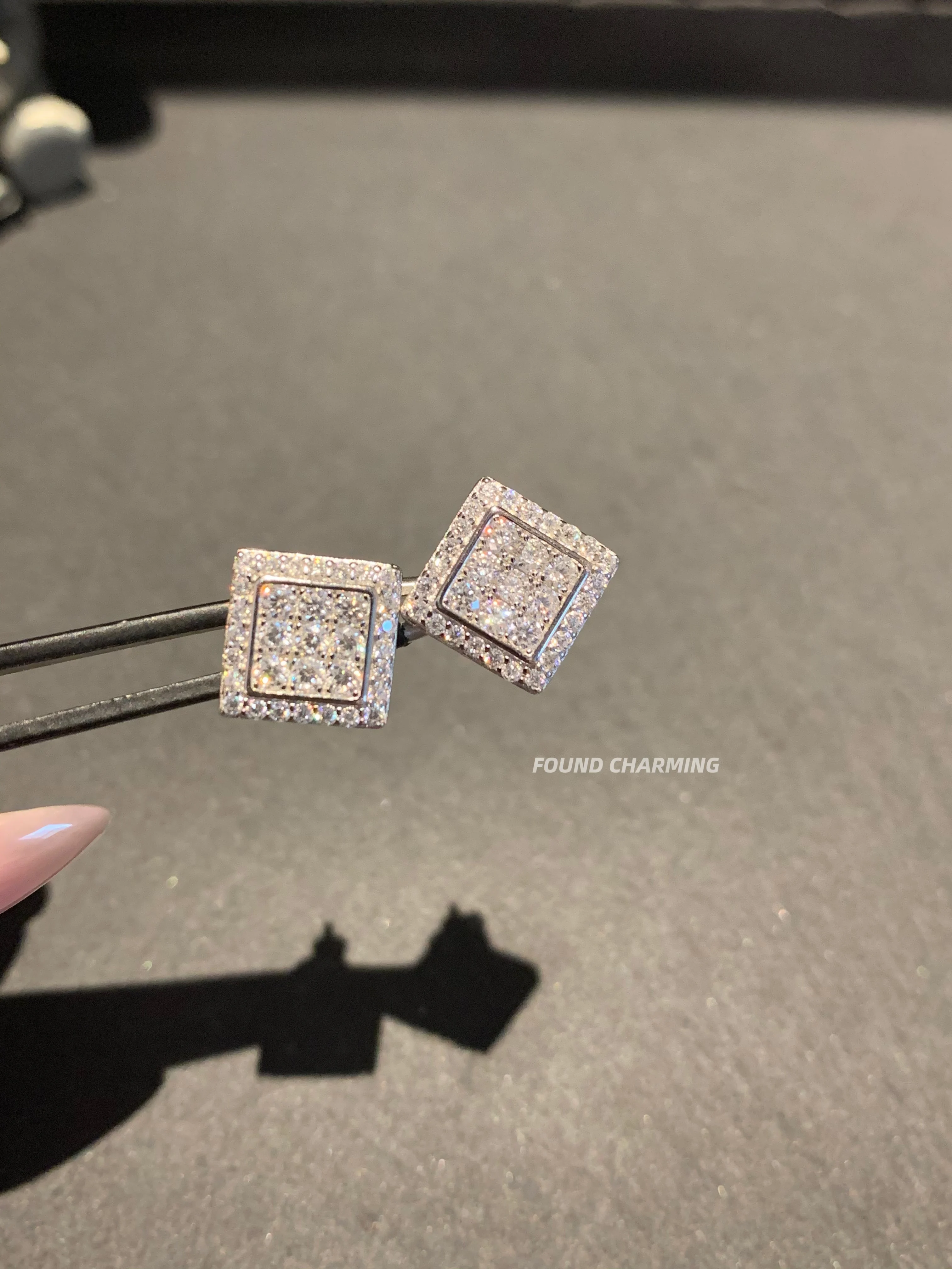 Квадратные серьги-гвоздики Iced Out Moisannite Pave с ювелирными изделиями из серебра 925 пробы для мужчин и женщин
Квадратные серьги-гвоздики Iced Out Moisannite Pave с ювелирными изделиями из серебра 925 пробы для мужчин и женщин