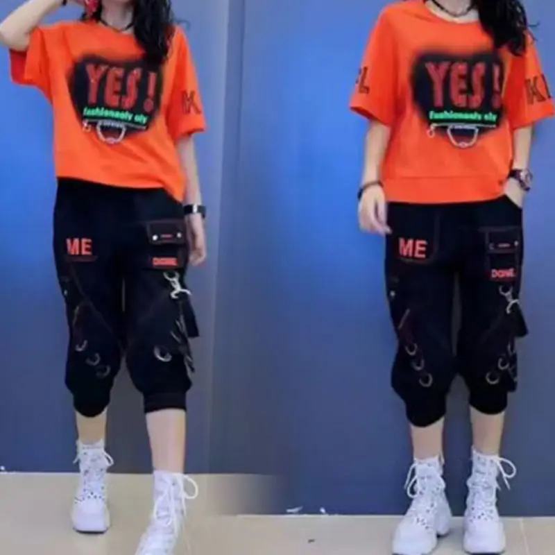 Лето 2025 г., новые модные тонкие модные универсальные повседневные брюки с короткими рукавами и семидюймовым принтом, спортивный комплект из двух предметов
Лето 2025 г., новые модные тонкие модные универсальные повседневные брюки с короткими рукавами и семидюймовым принтом, спортивный комплект из двух предметов