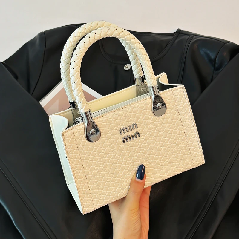 Chic Solid Color Letter Logo Original Diaper Bag Women's Stylish Crossbody Bag Fashionable Textured Tote
Chic Solid Color Letter Logo Original Diaper Bag Women's Stylish Crossbody Bag Fashionable Textured Tote