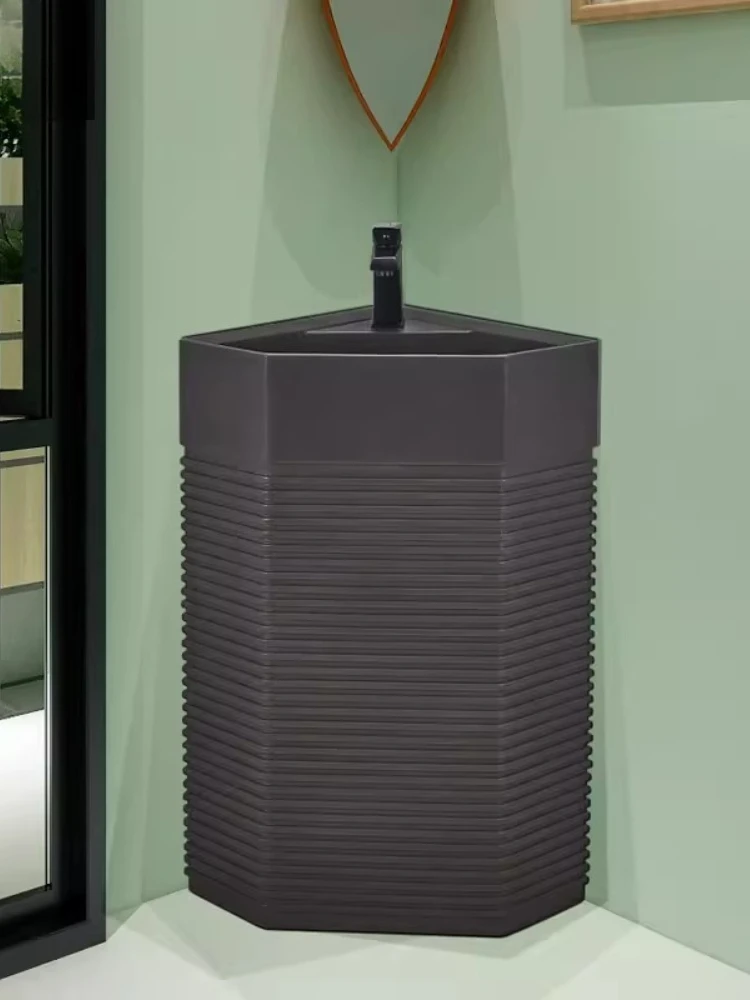 Угловая напольная раковина-колонна для ванной комнаты и балкона, треугольная, интегрированная.
Угловая напольная раковина-колонна для ванной комнаты и балкона, треугольная, интегрированная.