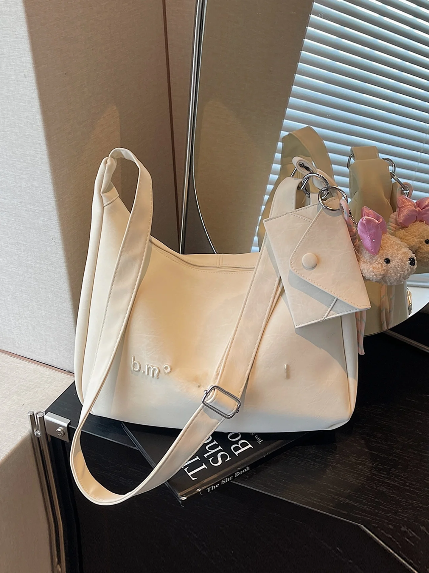 Large Capacity Commuter Tote Bag Women's Fashion Summer 2026 Single Shoulder Bag Casual Simple Style Canvas Material
Large Capacity Commuter Tote Bag Women's Fashion Summer 2026 Single Shoulder Bag Casual Simple Style Canvas Material