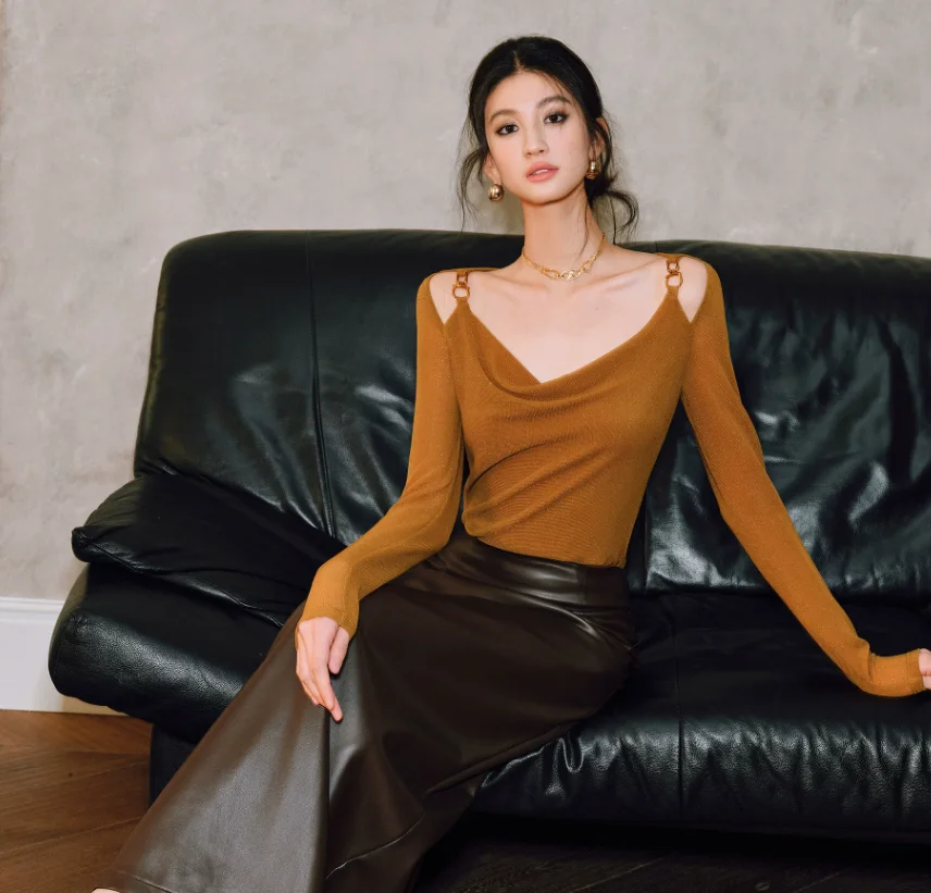 Starry Shiny Knit Top Pleated Texture Cowl Neck Metal Chain Decor Slim Elegant Casual Blouse
Starry Shiny Knit Top Pleated Texture Cowl Neck Metal Chain Decor Slim Elegant Casual Blouse