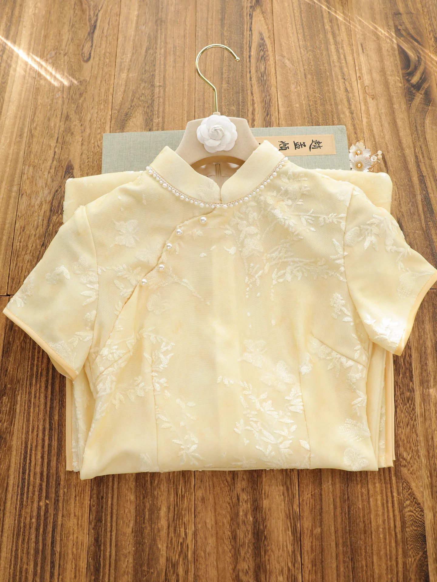 Elegant Yellow Short Sleeve Qipao Young Women's Style Beautiful Personality Daily Wear Spring Summer New Arrival Charming Fis...
Elegant Yellow Short Sleeve Qipao Young Women's Style Beautiful Personality Daily Wear Spring Summer New Arrival Charming Fis...