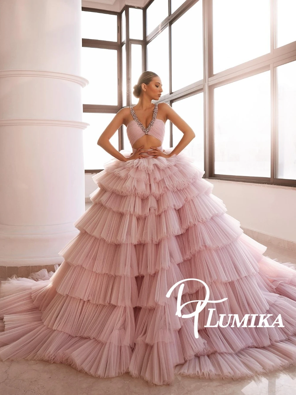 Волшебное многослойное мечтательное вечернее платье из розового тюля. Уникальное бальное платье с вырезом. Красивые кристаллы. Очаровательная многоуровневая одежда для выпускного вечера.
Волшебное многослойное мечтательное вечернее платье из розового тюля. Уникальное бальное платье с вырезом. Красивые кристаллы. Очаровательная многоуровневая одежда для выпускного вечера.