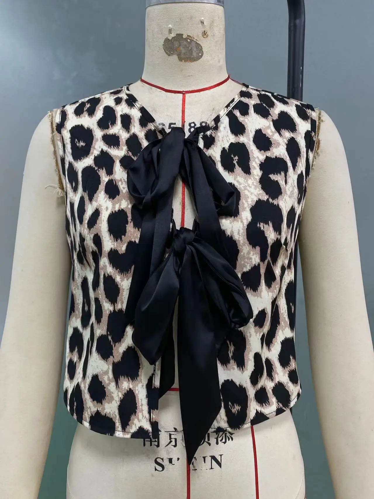 Women's Top Summer 2025 Leopard Print Vest Sexy Spicy Girl Jacket Lace Up Cardigan Street Fashion Retro Casual Elegant Top
Women's Top Summer 2025 Leopard Print Vest Sexy Spicy Girl Jacket Lace Up Cardigan Street Fashion Retro Casual Elegant Top