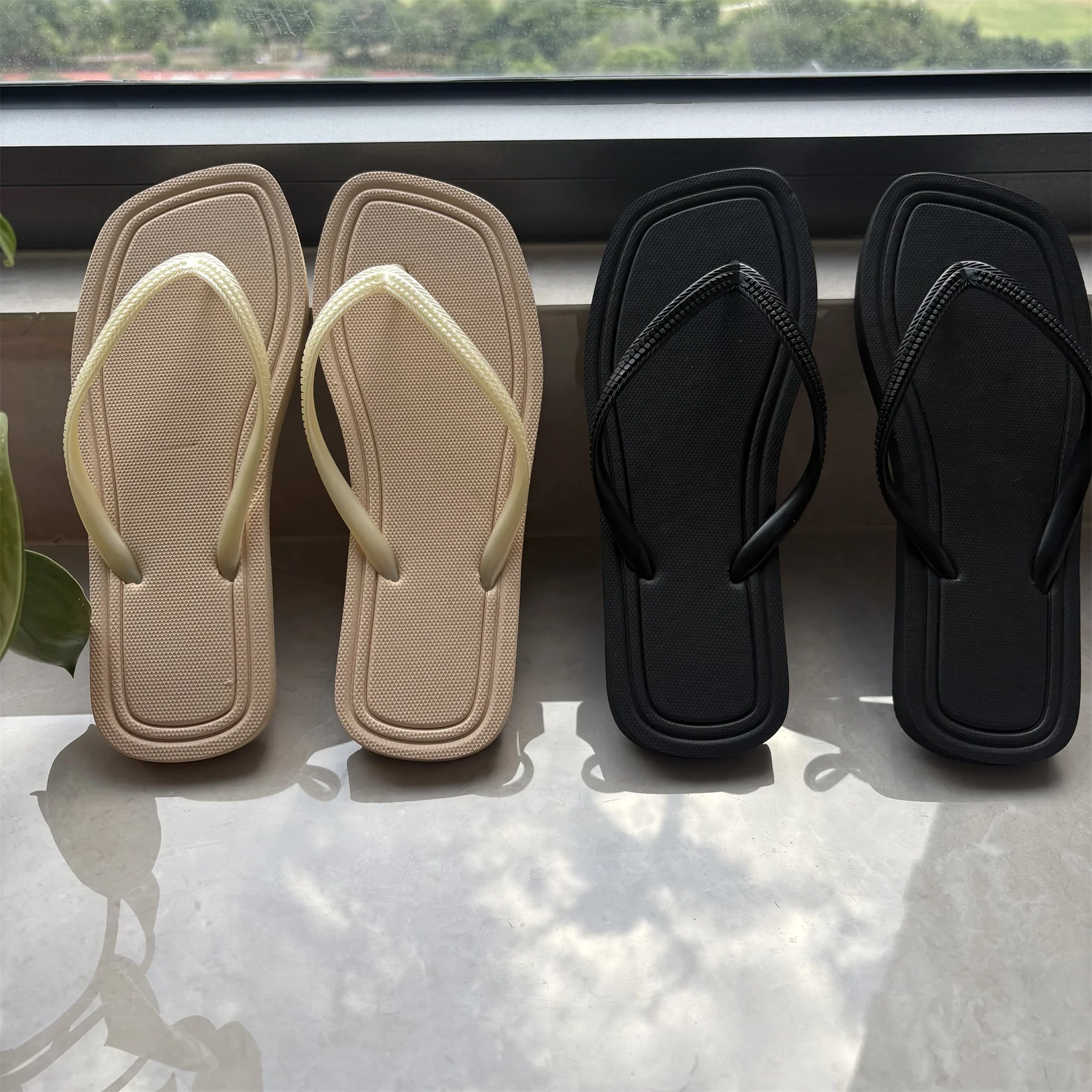 Удобные мягкие женские шлепанцы — нескользящая подошва для пляжа и бассейна, однотонные, легко чистящиеся. 
Удобные мягкие женские шлепанцы — нескользящая подошва для пляжа и бассейна, однотонные, легко чистящиеся.