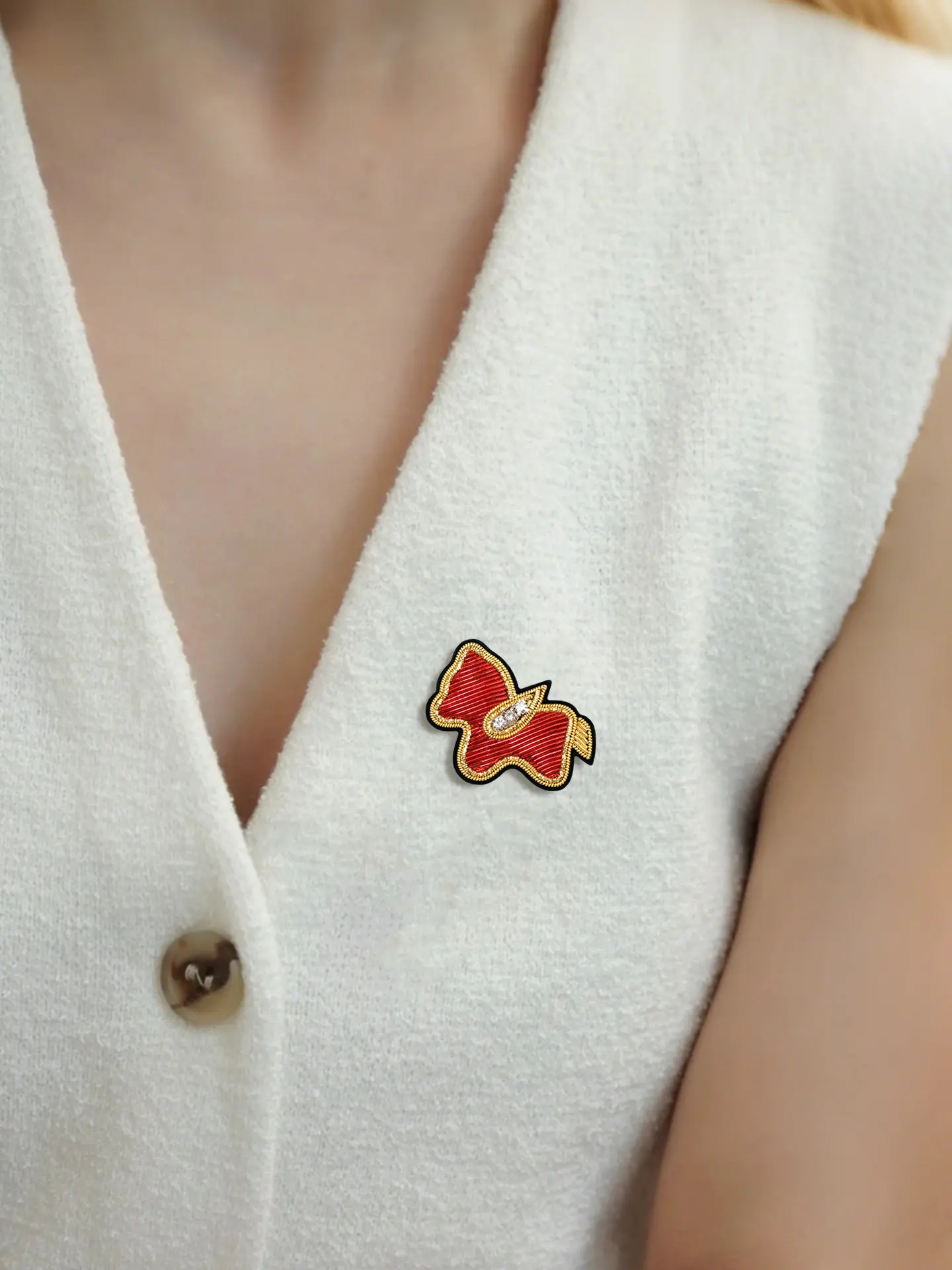 Hand-embroidered Pegasus brooch, delicate floral pin, niche trendy accessory for clothes, hats, and bags
Hand-embroidered Pegasus brooch, delicate floral pin, niche trendy accessory for clothes, hats, and bags