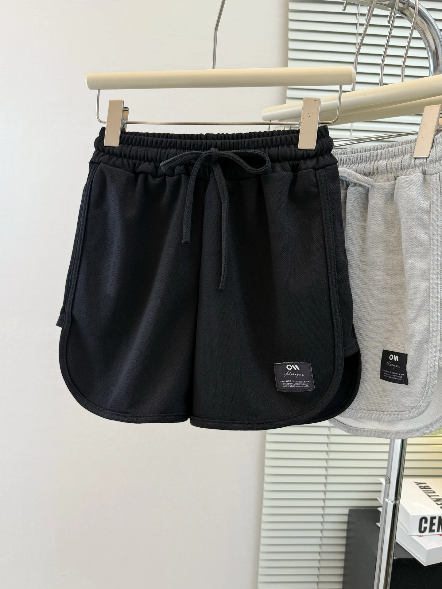 Summer 2026 High Waist Wide Leg Beach Hot Pants Women Loose Korean Style Casual Sports Running Shorts Trendy
Summer 2026 High Waist Wide Leg Beach Hot Pants Women Loose Korean Style Casual Sports Running Shorts Trendy