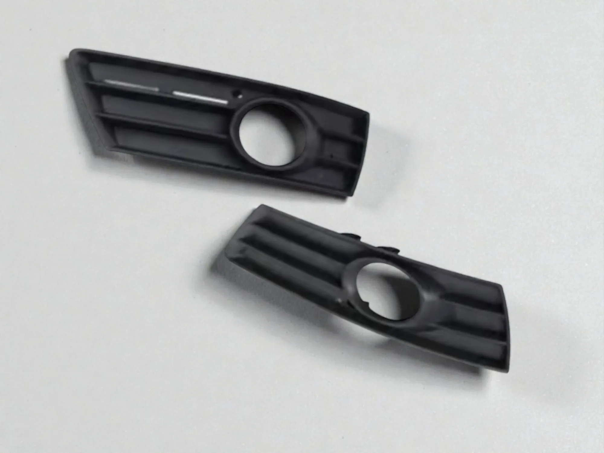 1 пара решеток противотуманных фар (левая и правая) для VW Passat CC
1 пара решеток противотуманных фар (левая и правая) для VW Passat CC