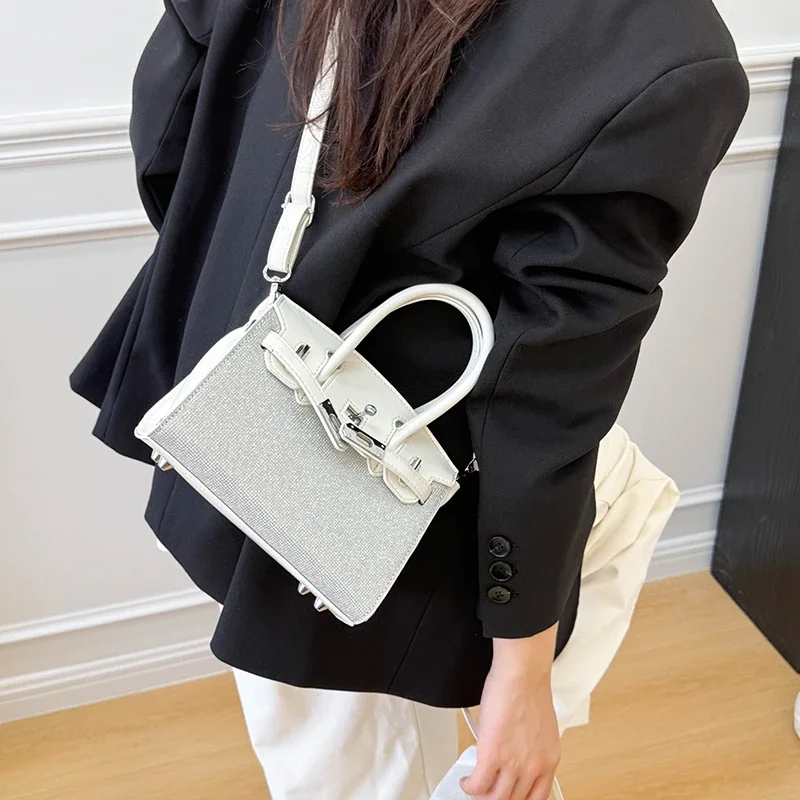 Высококачественная кожаная сумка через плечо для женщин, сумка через плечо, сумка-мессенджер, элегантный дизайнерский бренд, практичное использование
Высококачественная кожаная сумка через плечо для женщин, сумка через плечо, сумка-мессенджер, элегантный дизайнерский бренд, практичное использование