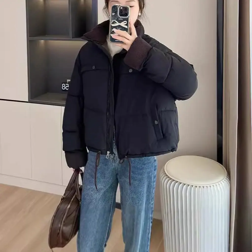 Женская пуховая хлопковая куртка, короткая стильная зимняя модная утолщенная повседневная куртка с воротником-стойкой, уменьшающее возраст пальто
Женская пуховая хлопковая куртка, короткая стильная зимняя модная утолщенная повседневная куртка с воротником-стойкой, уменьшающее возраст пальто
