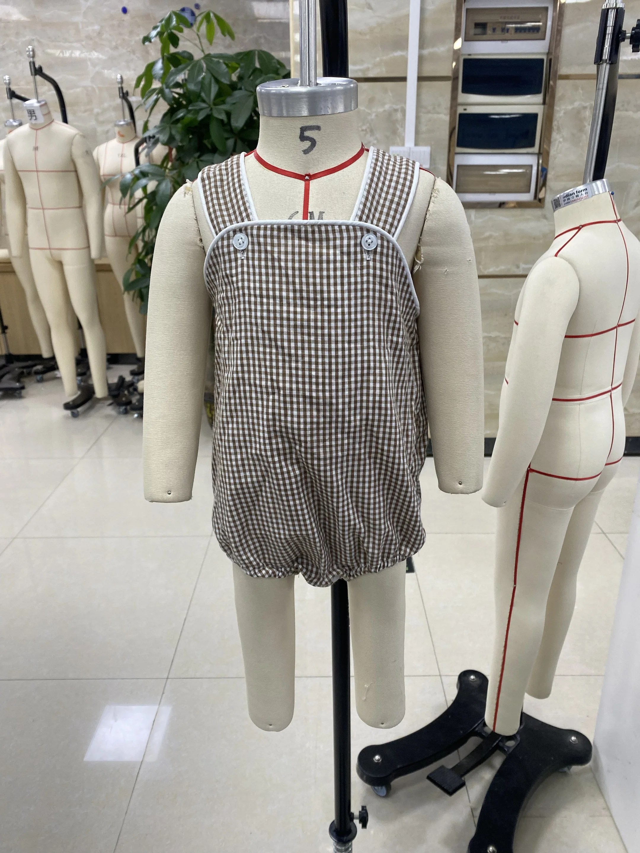 Одежда для малышей, комбинезоны для девочек и мальчиков, милый клетчатый комбинезон с пузырьками на кнопках, комбинезоны для маленьких девочек и мальчиков
Одежда для малышей, комбинезоны для девочек и мальчиков, милый клетчатый комбинезон с пузырьками на кнопках, комбинезоны для маленьких девочек и мальчиков