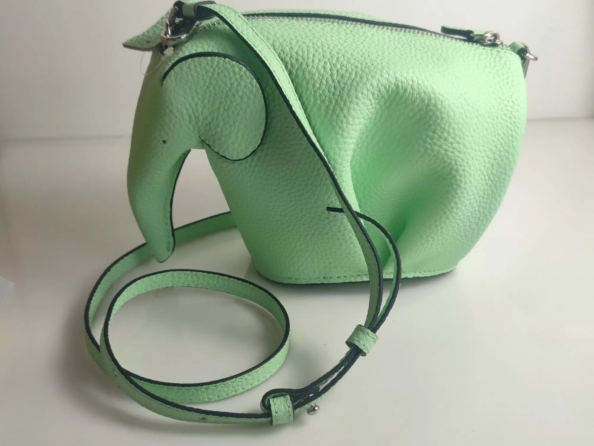 Green Elephant Bag Genuine Leather Shoulder Bag Handmade Crossbody Customized Cow Leather LOGO/Name available
Green Elephant Bag Genuine Leather Shoulder Bag Handmade Crossbody Customized Cow Leather LOGO/Name available
