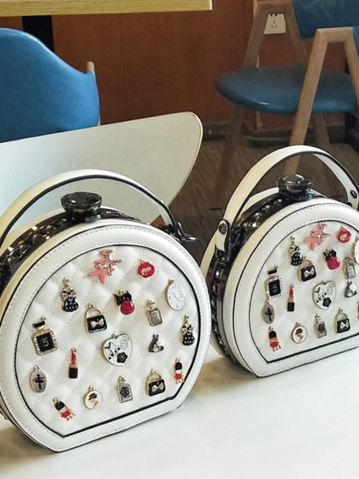 Genuine Leather round oulder Bag Women's Faion Diamond Embellied Crossbody Bag Retro Color Blo Handbag for Teens
Genuine Leather round oulder Bag Women's Faion Diamond Embellied Crossbody Bag Retro Color Blo Handbag for Teens