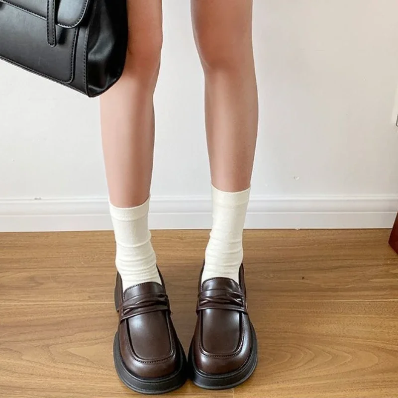 Новинка весны и лета 202, женские коричневые лоферы на платформе в стиле ретро в британском стиле, повседневная обувь на толстой подошве, увеличивающая рост
Новинка весны и лета 202, женские коричневые лоферы на платформе в стиле ретро в британском стиле, повседневная обувь на толстой подошве, увеличивающая рост