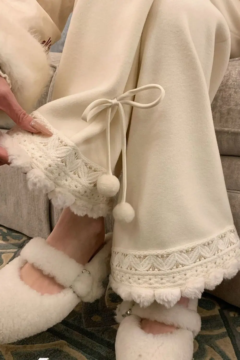 Женские зимние брюки из вельвета в японском и китайском стиле с необработанным краем, свободные широкие брюки из утолщенного вельвета и вельвета-саржевого плетения
Женские зимние брюки из вельвета в японском и китайском стиле с необработанным краем, свободные широкие брюки из утолщенного вельвета и вельвета-саржевого плетения