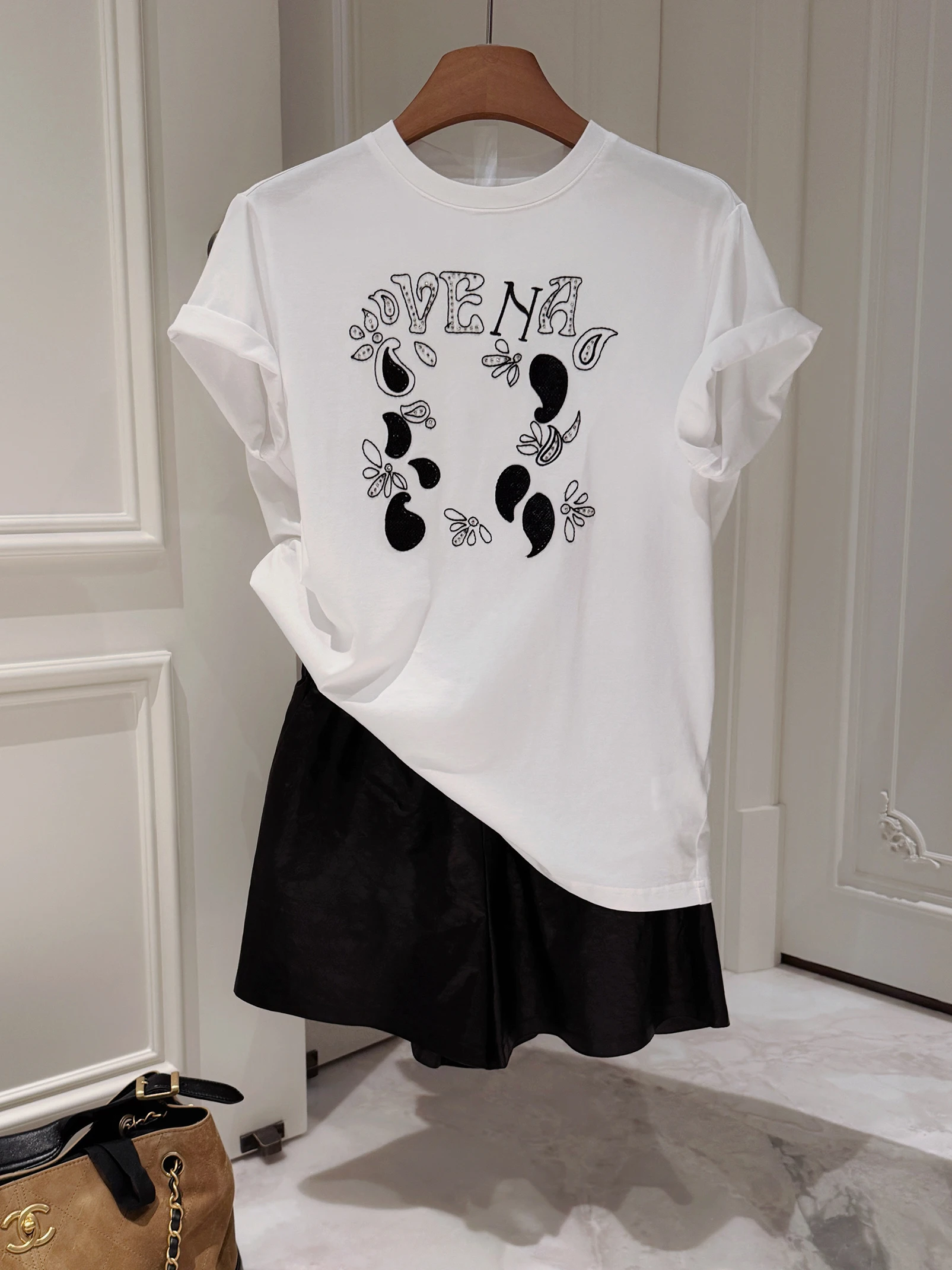 Повседневная хлопковая футболка Rubbit Chic с ручной вышивкой пайетками, свободного кроя, женская, модная, из серии Urban Luxury, с коротким рукавом и круглым вырезом
Повседневная хлопковая футболка Rubbit Chic с ручной вышивкой пайетками, свободного кроя, женская, модная, из серии Urban Luxury, с коротким рукавом и круглым вырезом